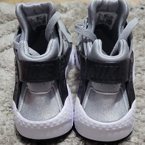 NIKE HUARACHE Gray and Black Athletic Sneakers Sz 5.5 Y - Picture 2 of 3